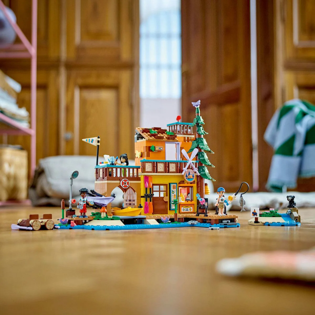 Set de constructie LEGO Friends Sporturi nautice in tabara de aventuri, 628 el. foto