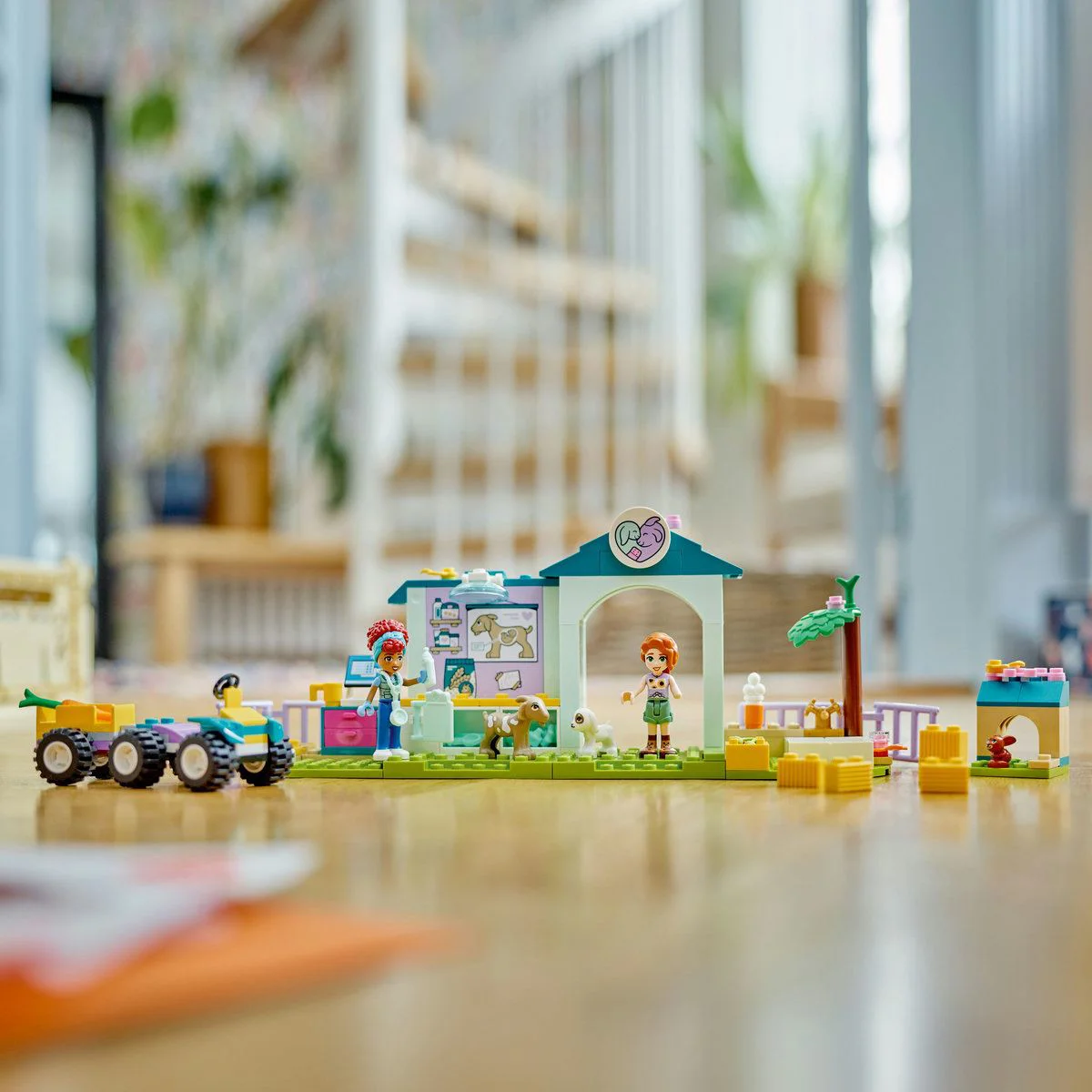 Set de constructie LEGO Friends Clinica veterinara pentru animale de ferma, 161 el. foto