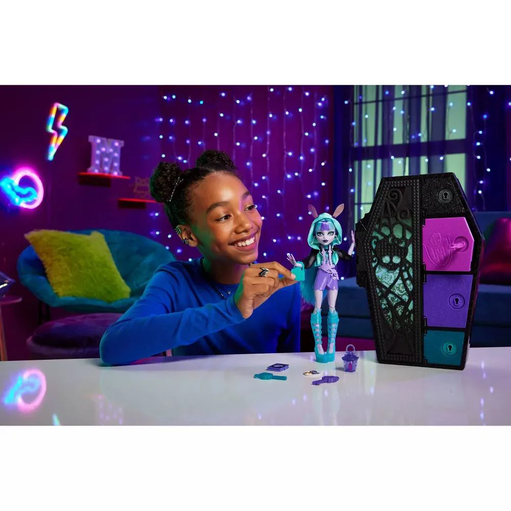 Set de joc Monster High Twyla si Secrete din sifonier