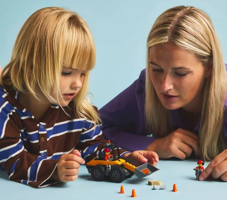 LEGO City - Excavator galben pe roti pentru constructii foto
