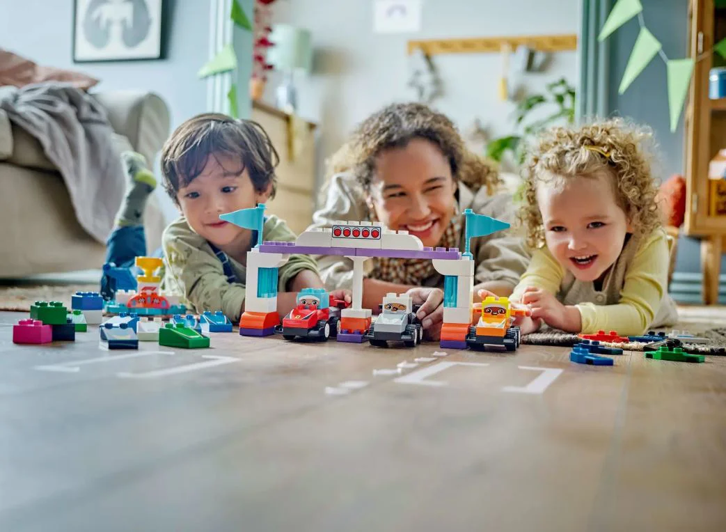 LEGO Duplo - Гоночные автомобили F1 и гонщики foto