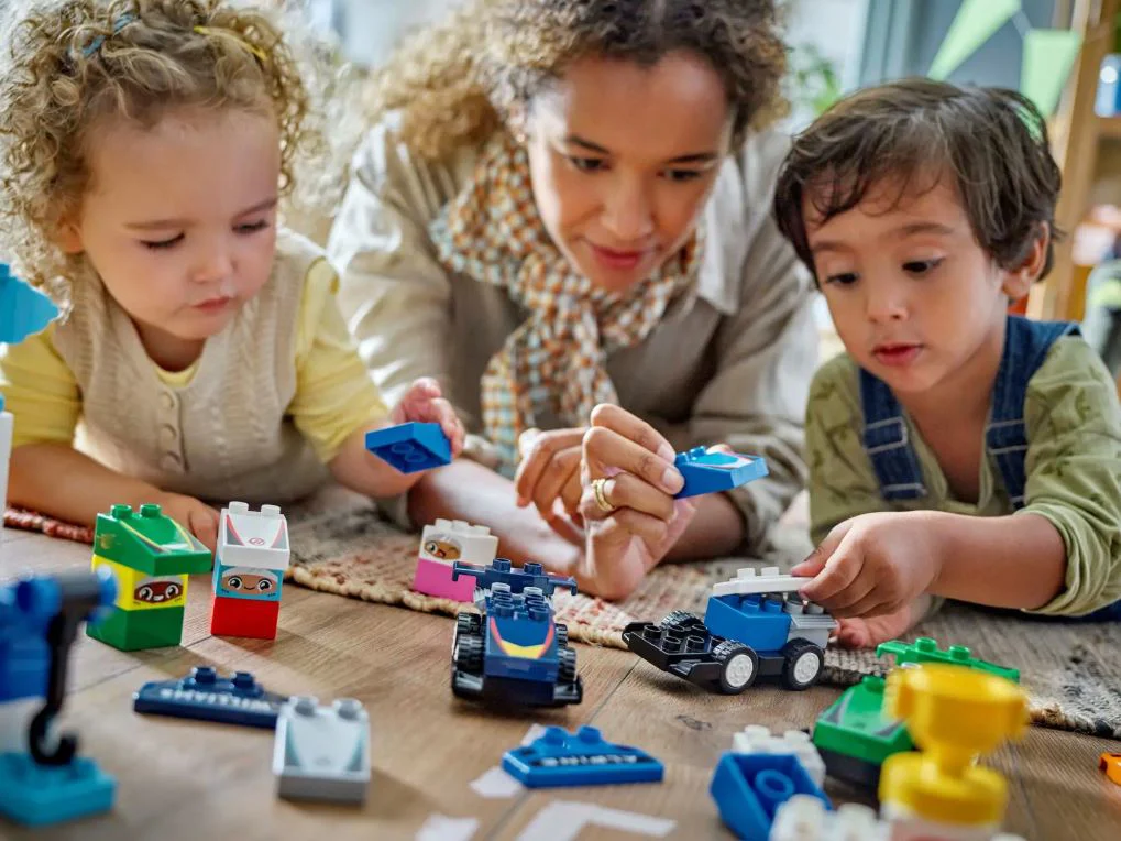 LEGO Duplo - Гоночные автомобили F1 и гонщики foto