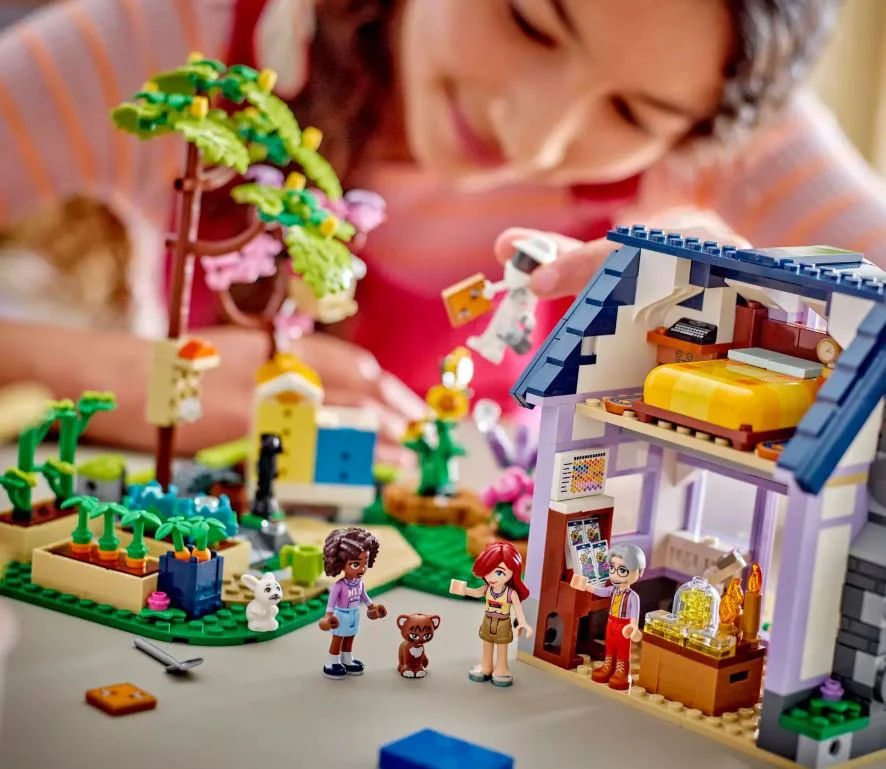 LEGO Friends - Casa apicultorilor si gradina de flori foto