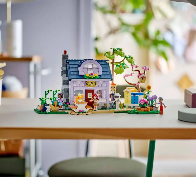 LEGO Friends - Casa apicultorilor si gradina de flori foto