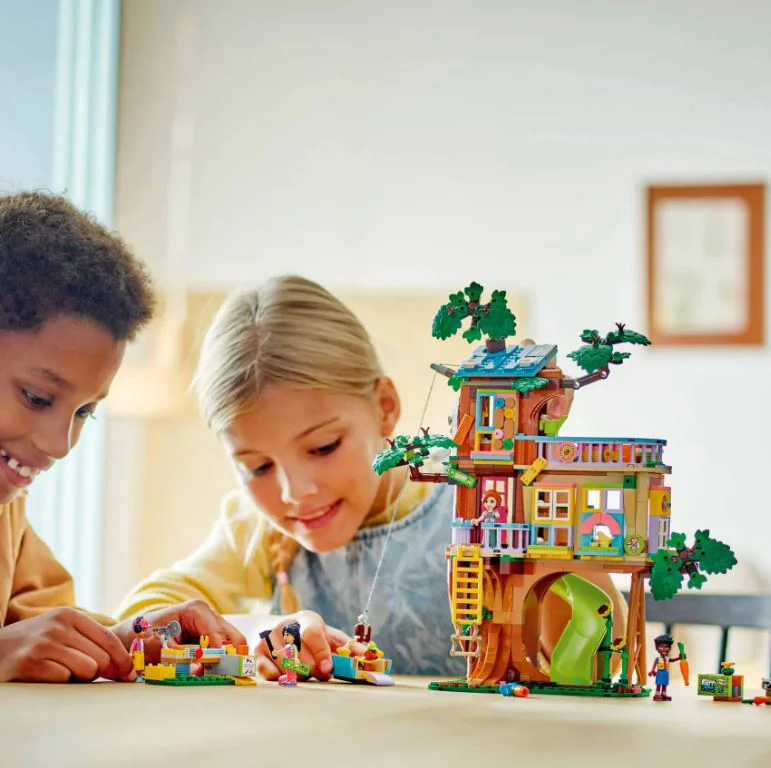 LEGO Friends - Momente cu prietenii la casa din copac