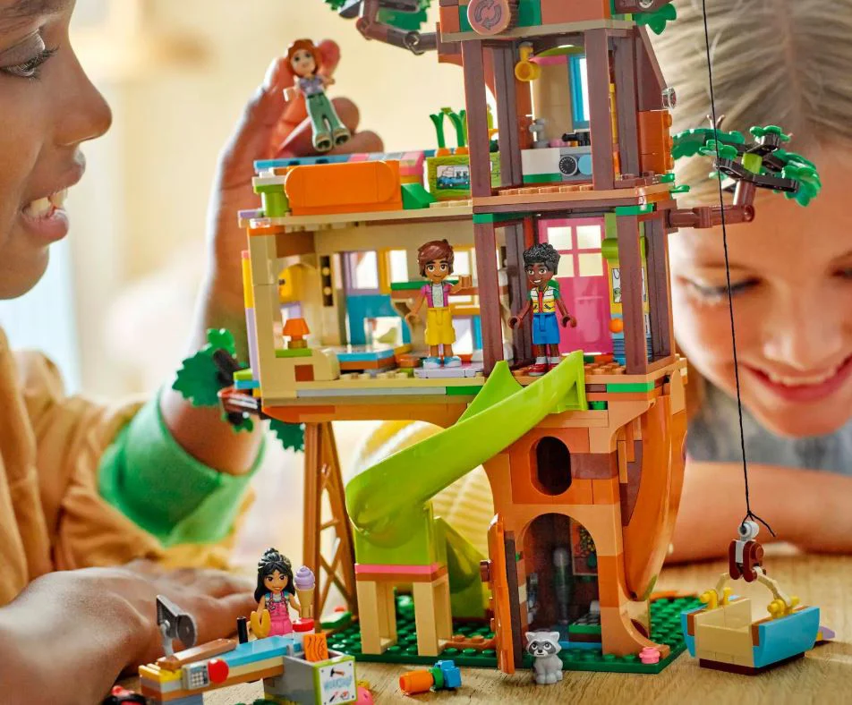LEGO Friends - Momente cu prietenii la casa din copac
