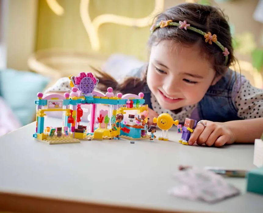 LEGO Friends - Магазин сладостей в городе Хартлейк foto