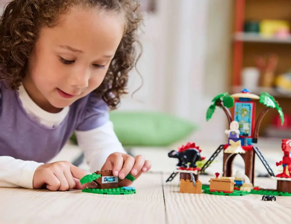 LEGO Marvel - Infruntarea dintre dinozaurii Spidey si Gobby la casa-sediu din copac foto