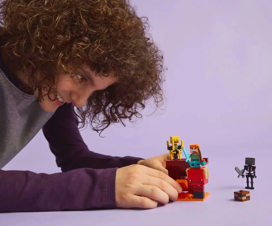 LEGO Minecraft - Битва над лавой в Нижнем мире foto