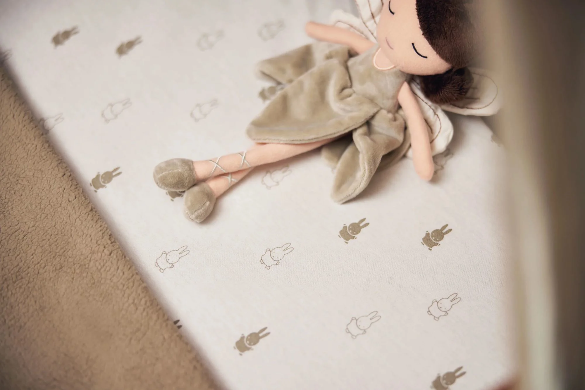 Простыня на резинке Jollein Jersey Happy Miffy Olive Green, 120x60 см foto