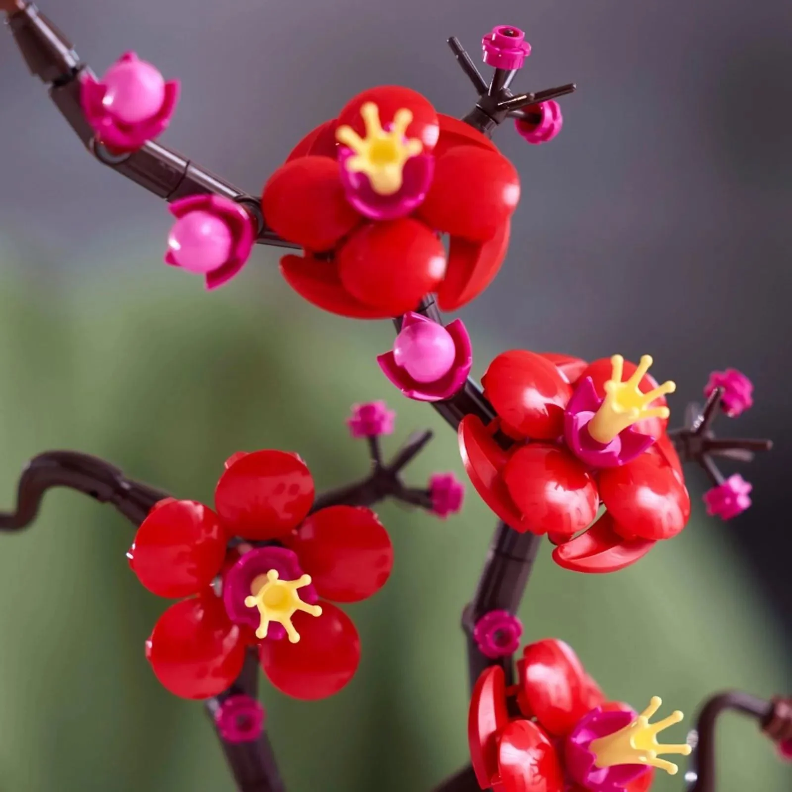 Set de constructie LEGO Botanicals Flori de prun, 327 el.