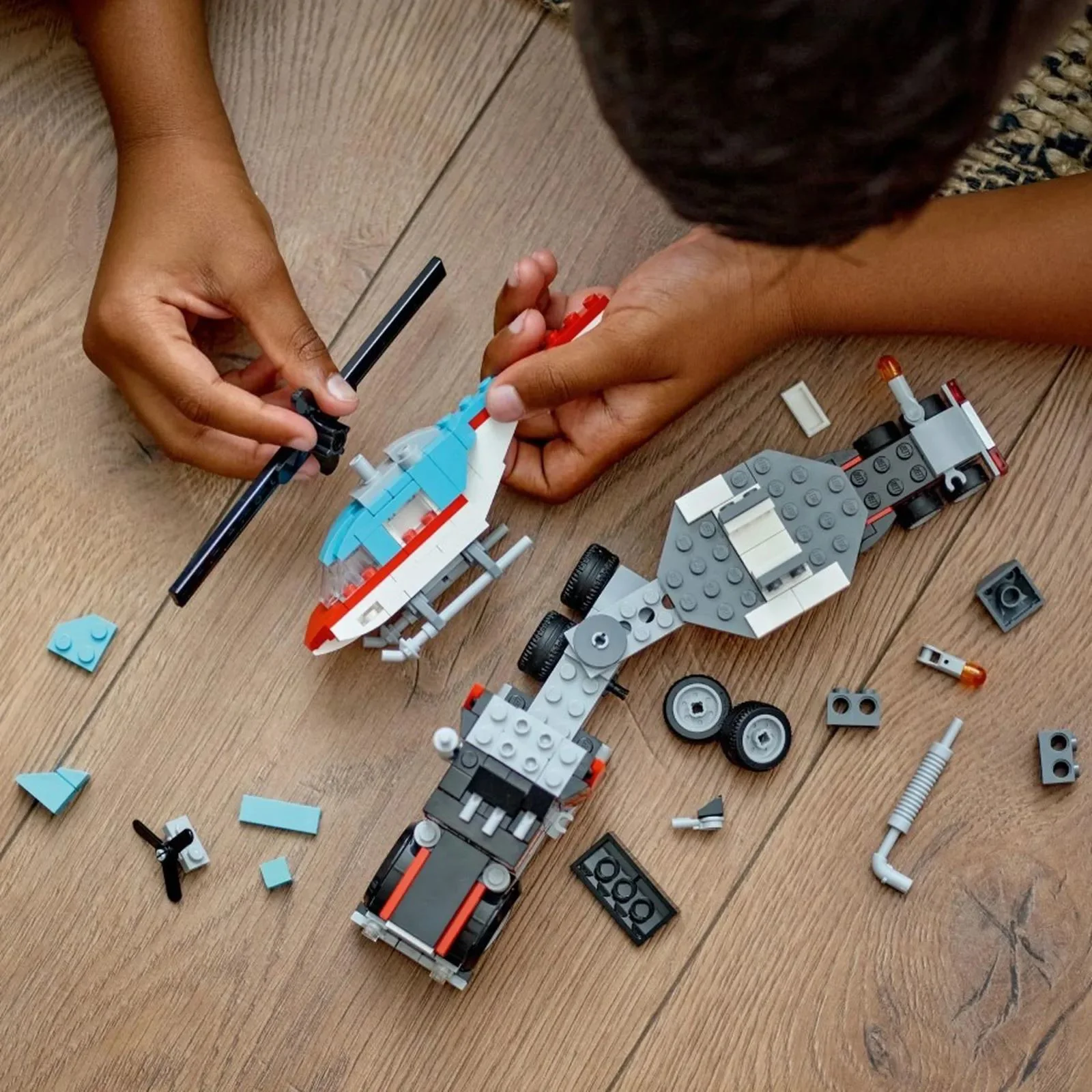 Set de constructie 3 in 1 LEGO Creator Camioneta-platforma cu elicopter, 270 el. foto