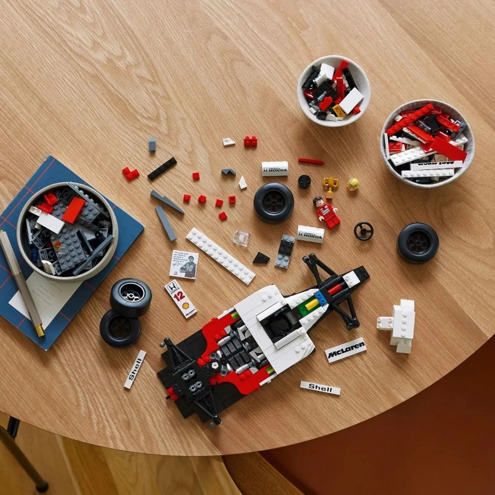 Строительный набор LEGO Icons McLaren MP4/4 и Айртон Сенна, 693 эл. foto