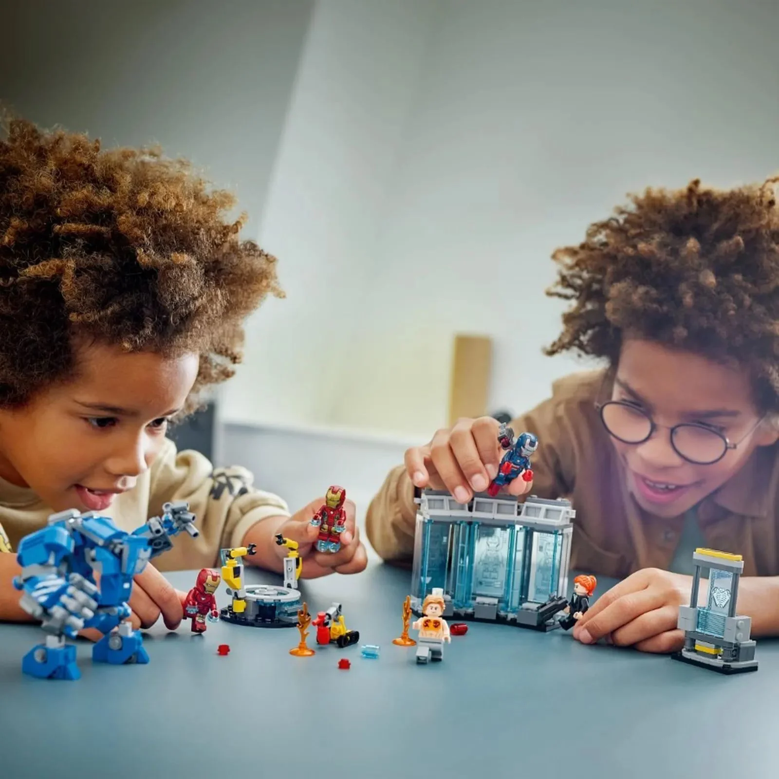 Set de constructie LEGO Marvel Laboratorul lui Iron Man: Sala armurilor, 384 el. foto