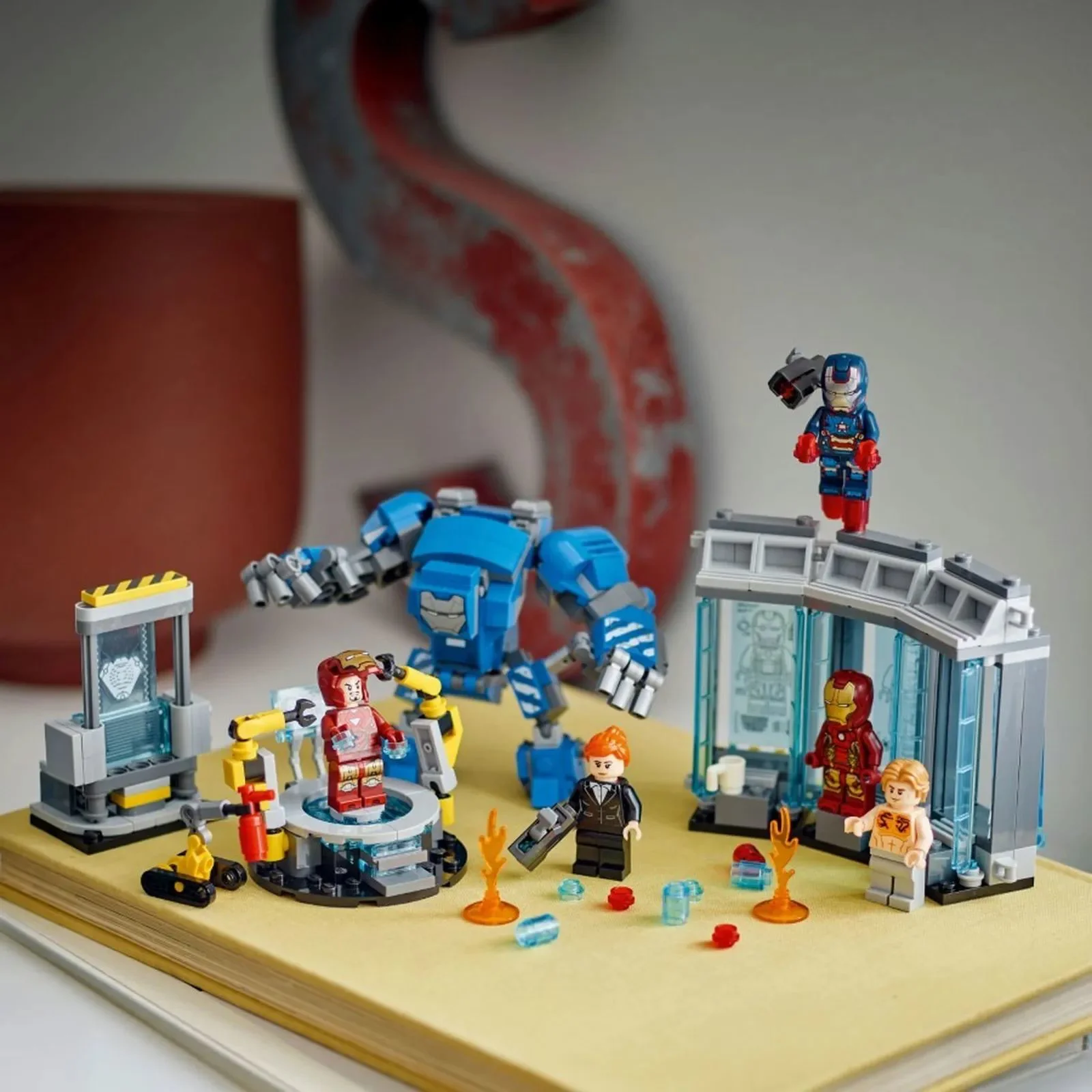 Set de constructie LEGO Marvel Laboratorul lui Iron Man: Sala armurilor, 384 el. foto