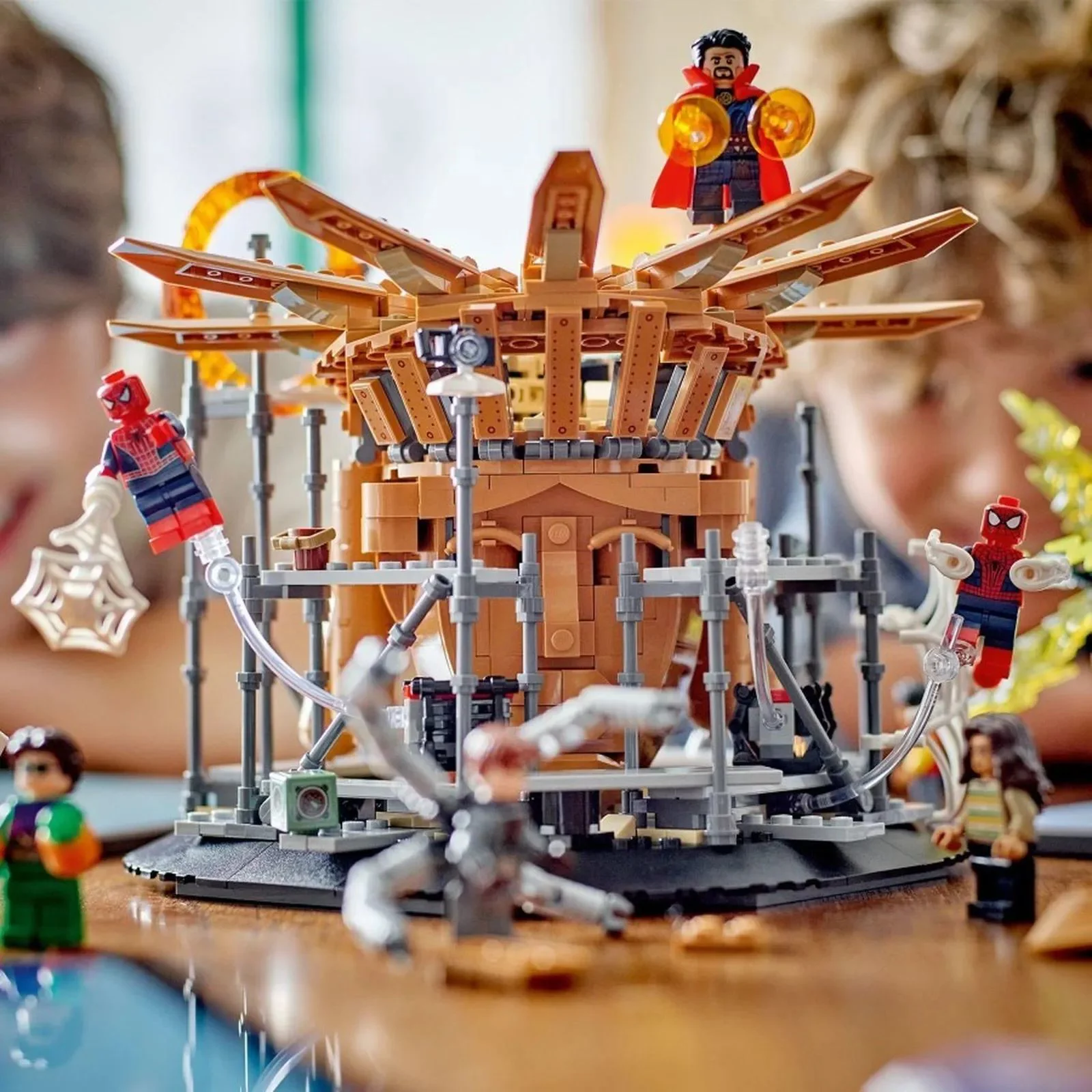 Set de constructie LEGO Marvel Lupta finala a Omului Paianjen, 900 el. foto
