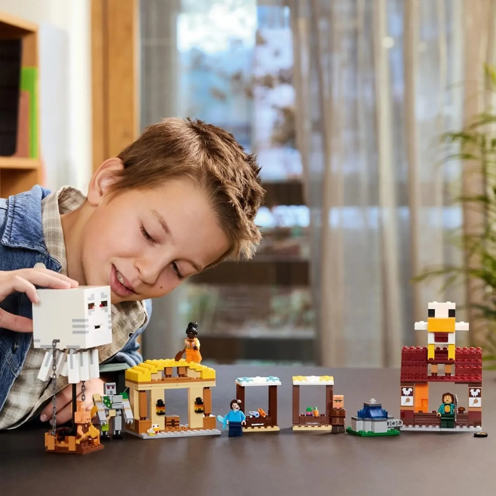 Строительный набор LEGO Minecraft Атака шара-гаста на деревню, 555 эл.