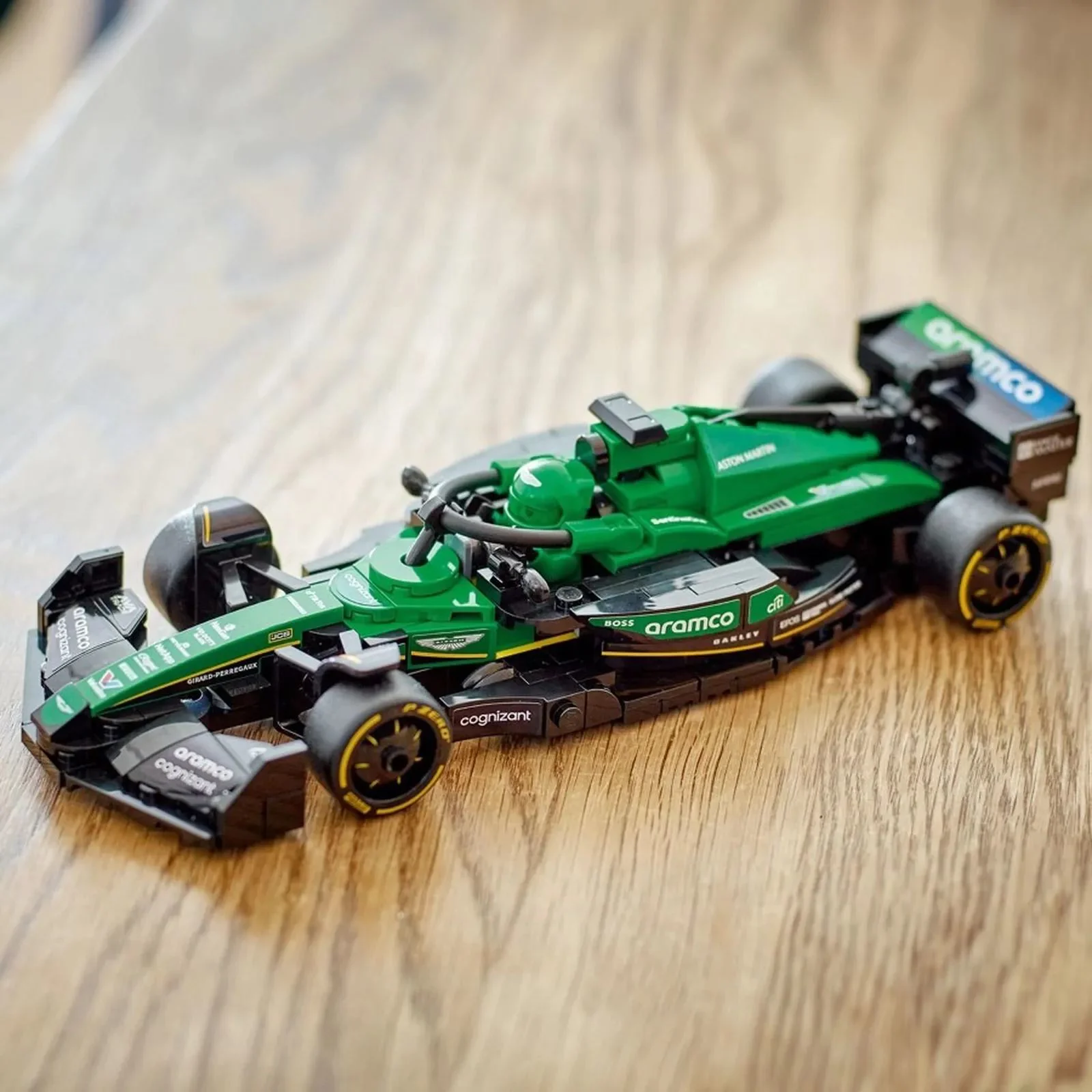 Конструктор LEGO Speed Champions Гоночный болид Aston Martin Aramco F1 AMR24, 269 эл. foto