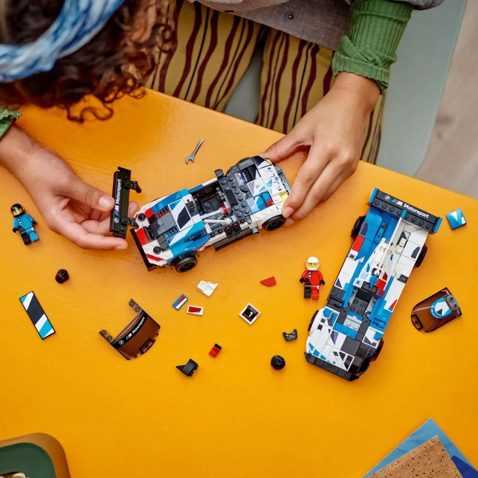 Конструктор LEGO Speed Champions Гоночные автомобили BMW M4 GT3 и BMW M Hybrid V8, 676 эл. foto