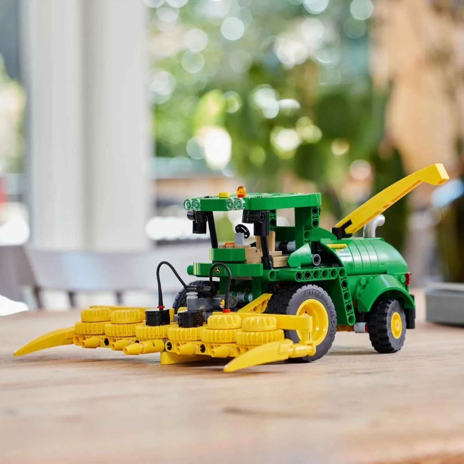 Конструктор LEGO Technic Кормоуборочный комбайн John Deere 9700, 559 эл.