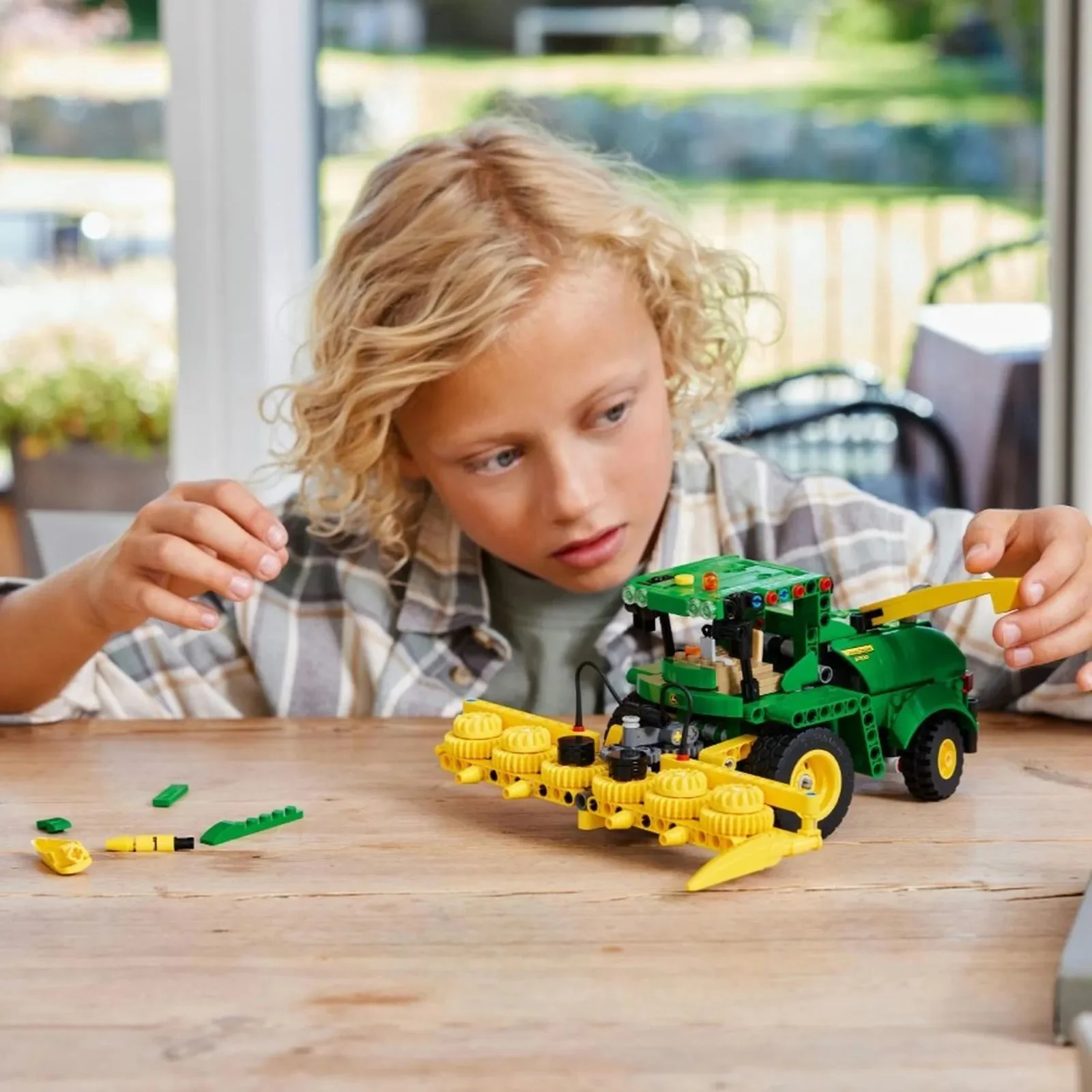 Конструктор LEGO Technic Кормоуборочный комбайн John Deere 9700, 559 эл.