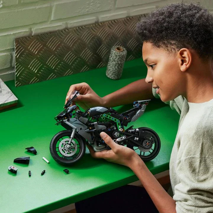 Set de constructie LEGO Technic Motocicleta Kawasaki Ninja H2R, 643 el.