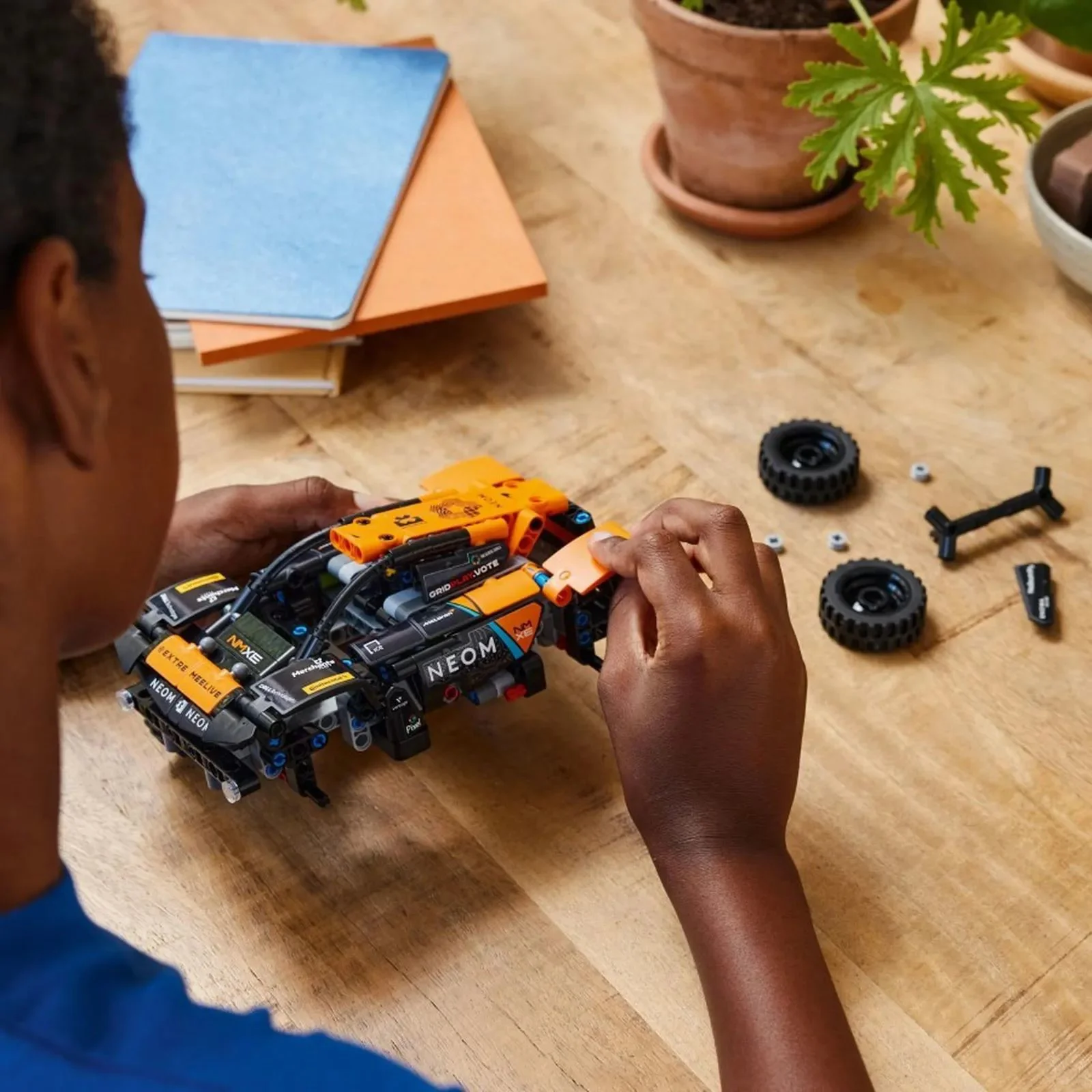 Set de constructie LEGO Technic Neom McLaren Extreme E Race Car, 252 el. foto
