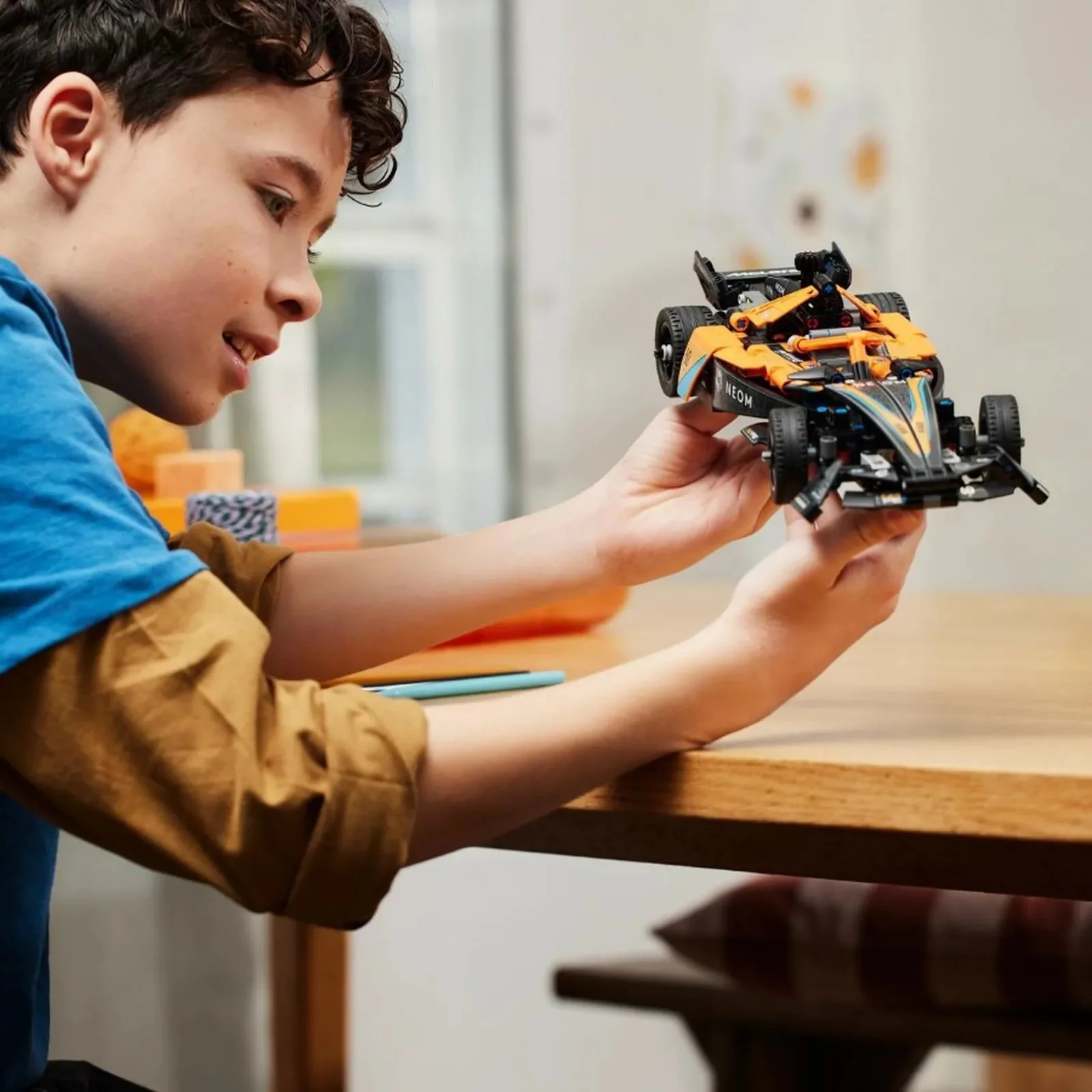 Конструктор LEGO Technic Гоночный автомобиль Neom McLaren Formula E, 452 эл.