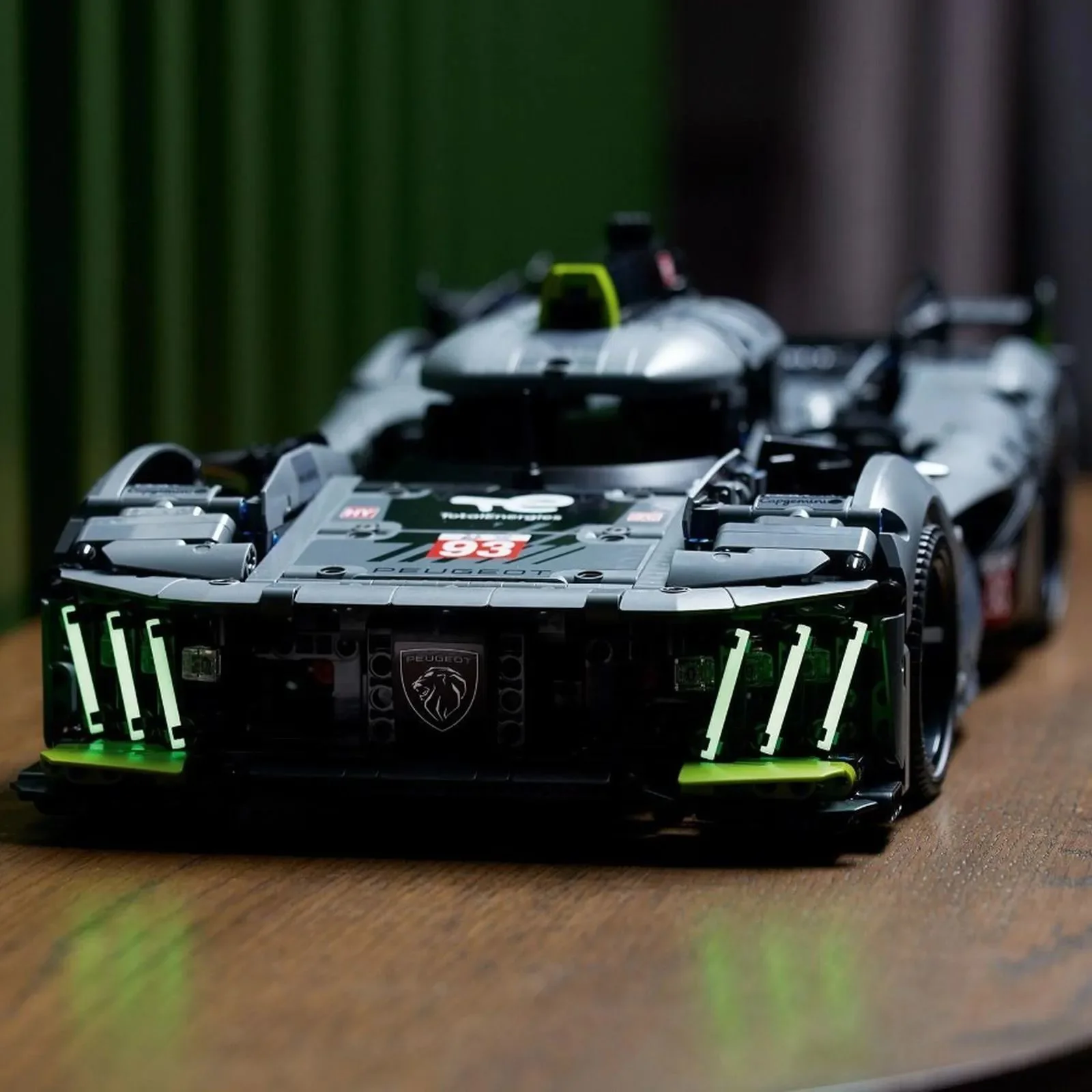 Set de constructie LEGO Technic PEUGEOT 9X8 24H Le Mans Hybrid Hypercar, 1775 el.