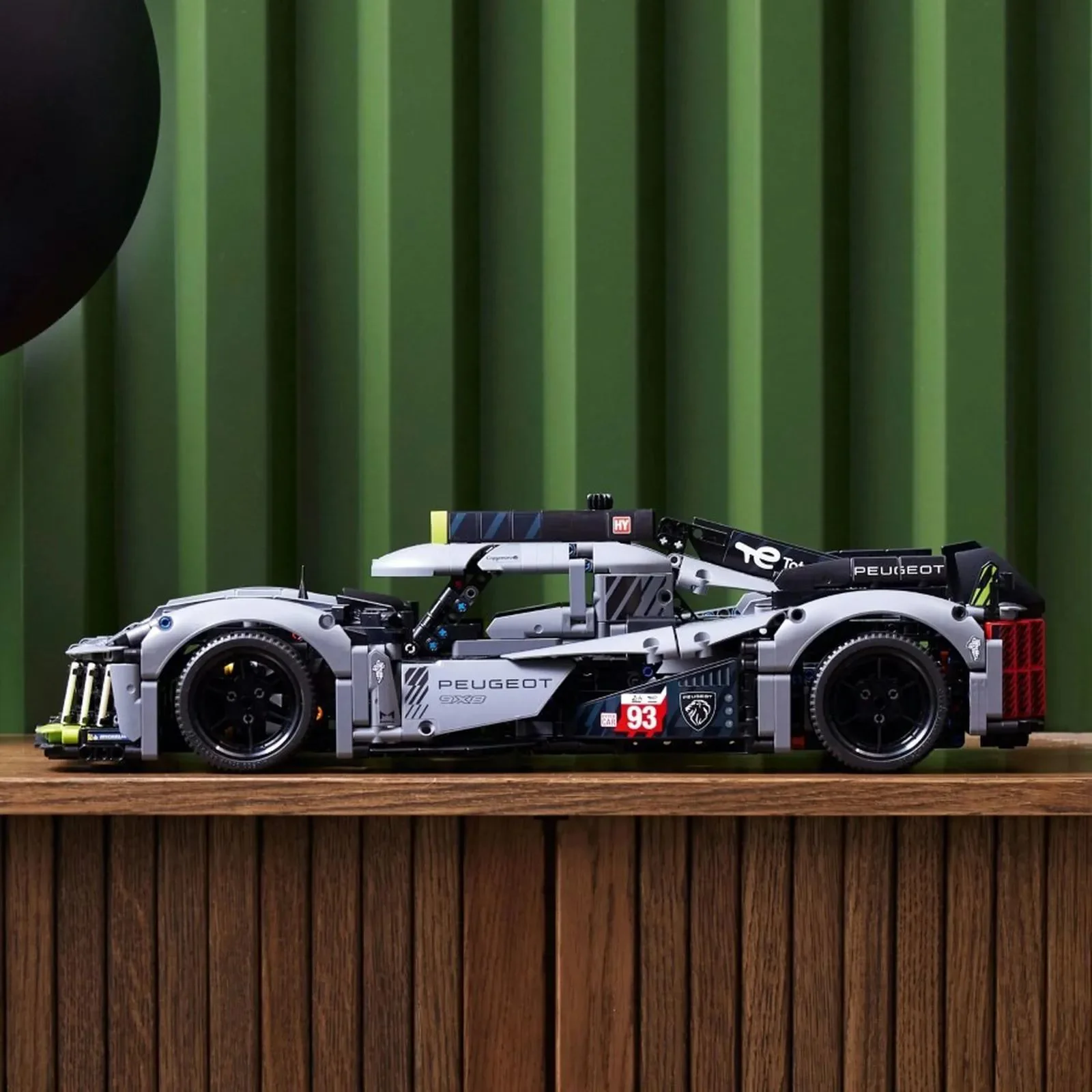 Set de constructie LEGO Technic PEUGEOT 9X8 24H Le Mans Hybrid Hypercar, 1775 el.
