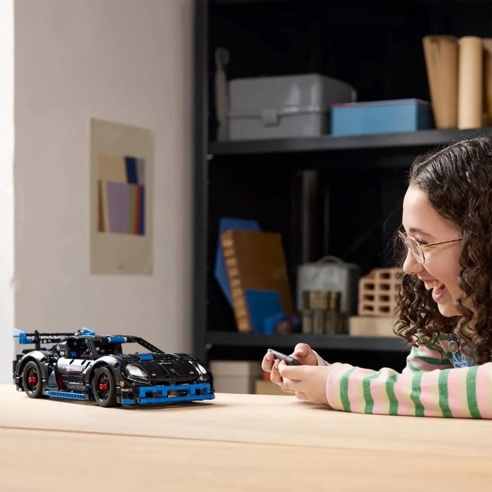Set de constructie LEGO Technic Masina de curse Porsche GT4 e-Performance, 834 el.