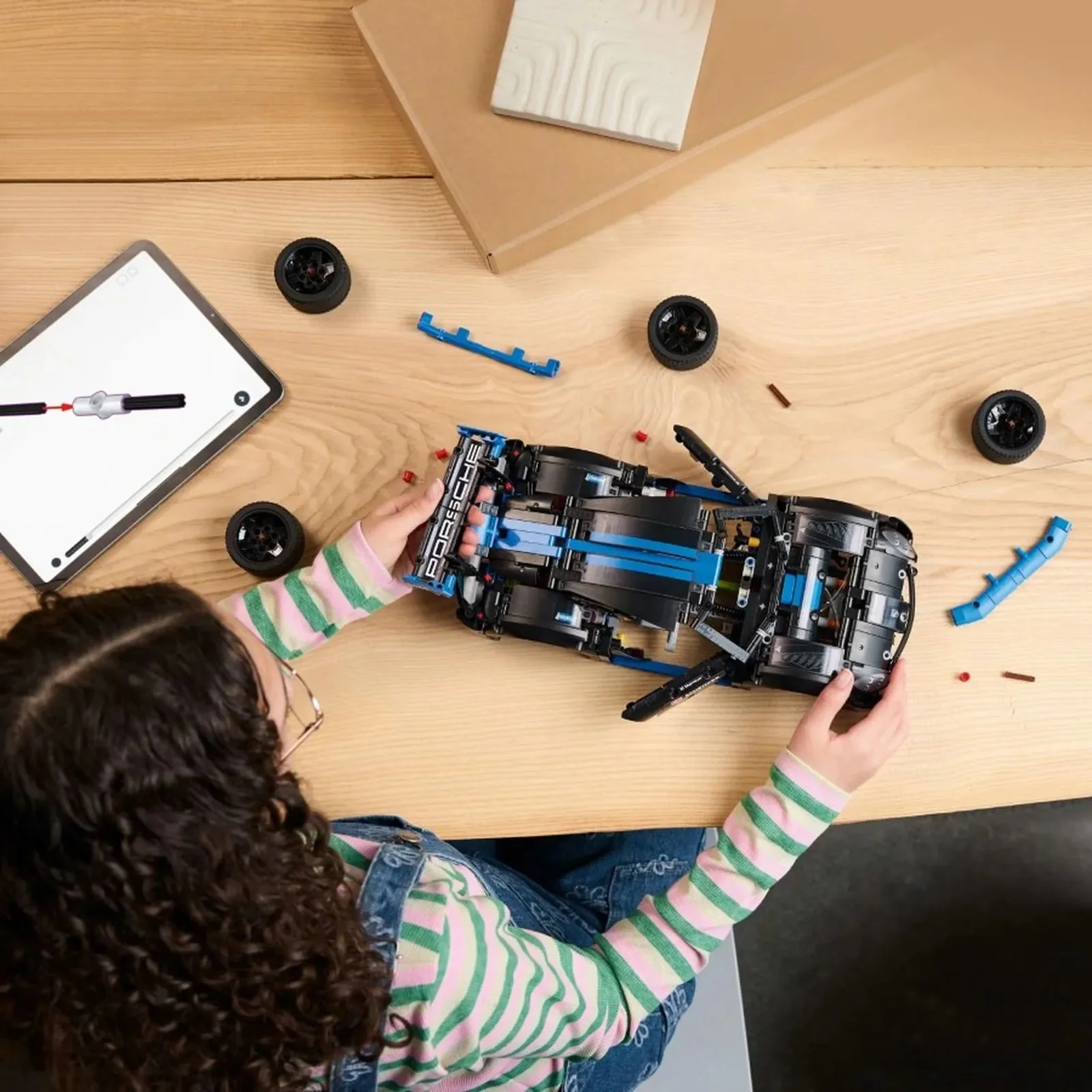 Set de constructie LEGO Technic Masina de curse Porsche GT4 e-Performance, 834 el.