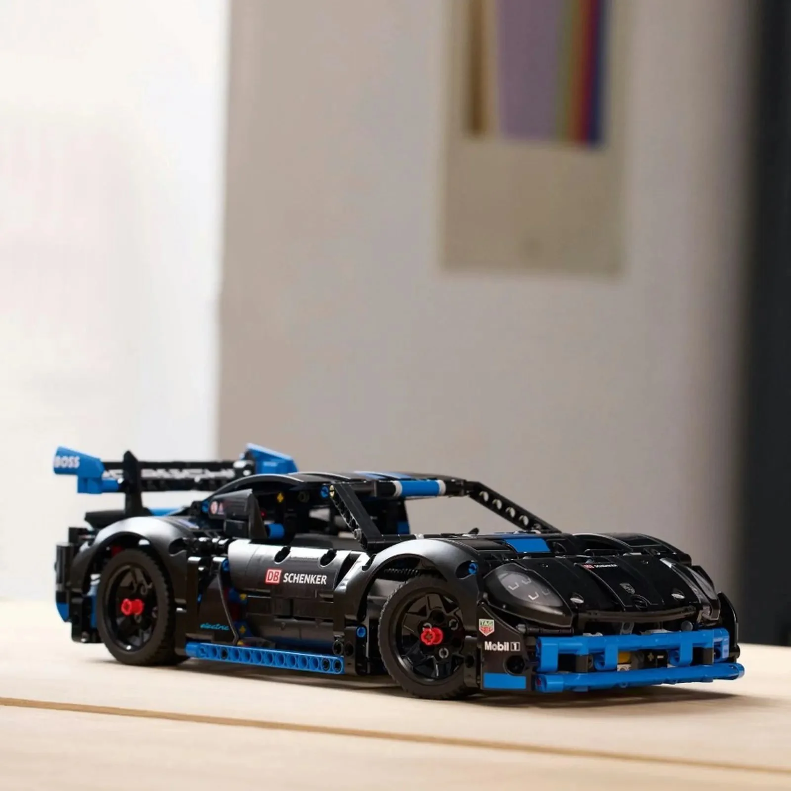 Set de constructie LEGO Technic Masina de curse Porsche GT4 e-Performance, 834 el.