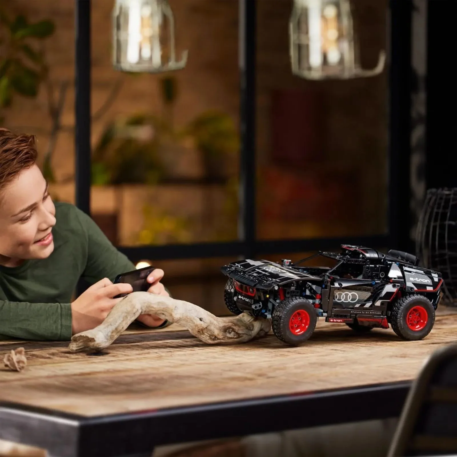 Set de constructie LEGO Technic Audi RS Q E-Tron, 914 el.