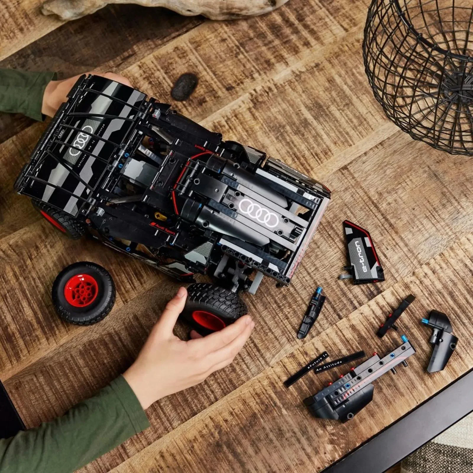 Set de constructie LEGO Technic Audi RS Q E-Tron, 914 el.