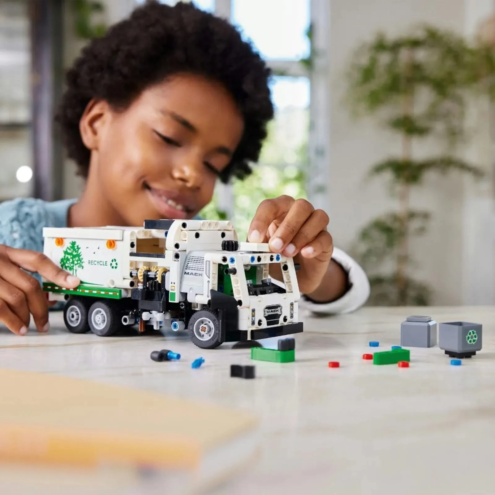 Set de constructie LEGO Technic Autogunoiera Mack LR electric, 503 el. foto