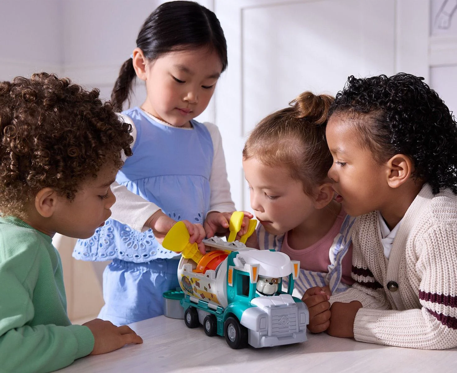 Set de jucarie Spin Master Camion cu figurine Paw Patrol