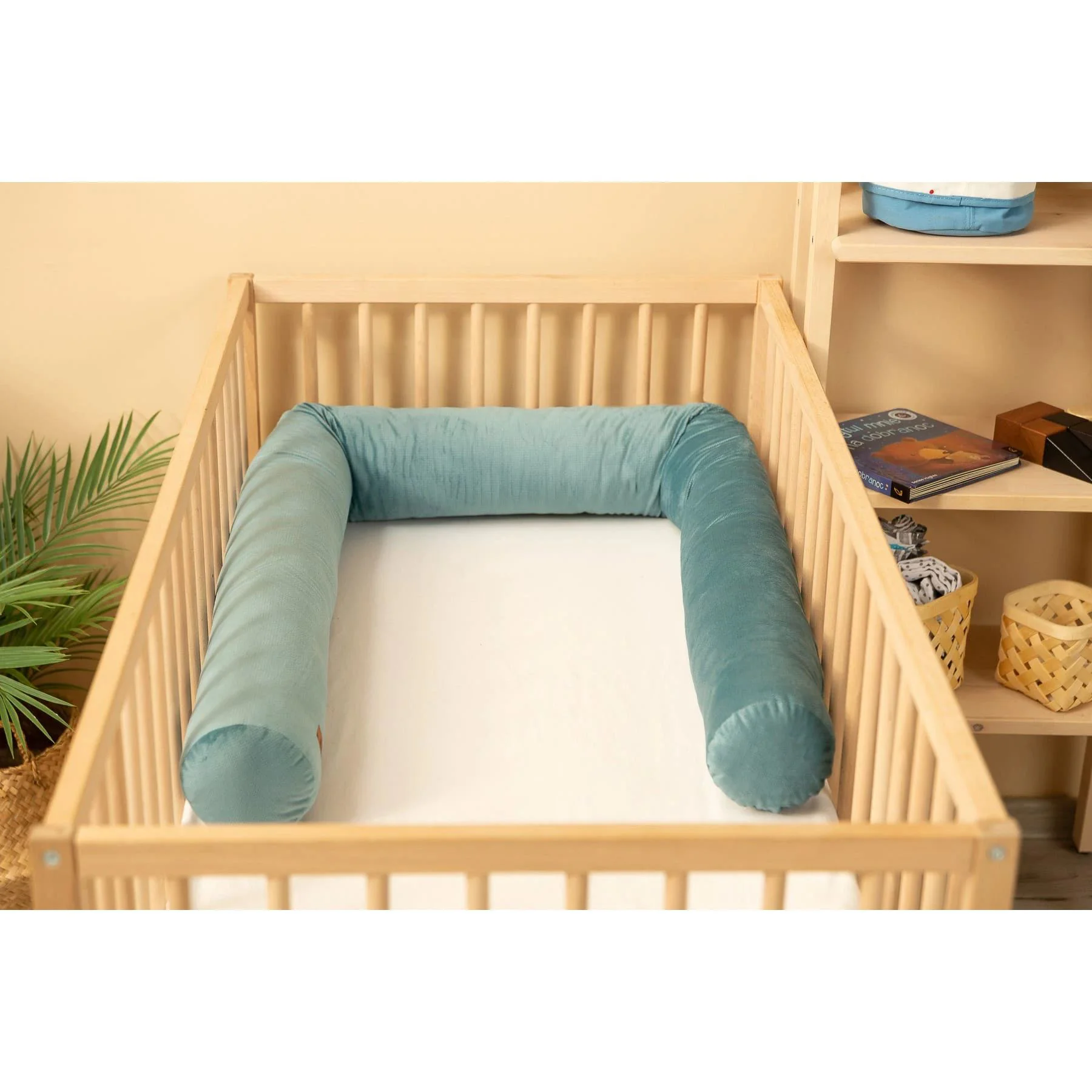Мягкий боковой бортик для детской кроватки Caretero Emerald, 200x15 см foto