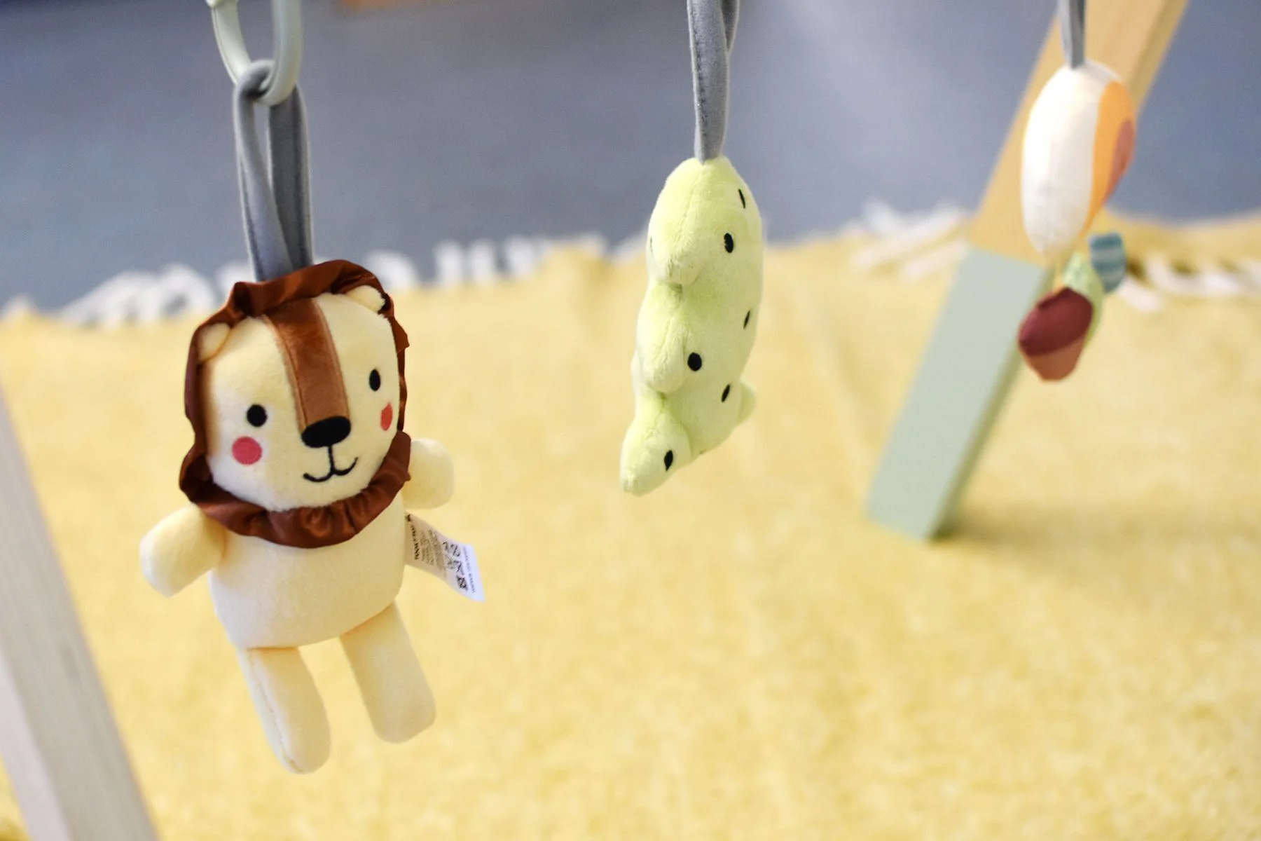 Дуга с подвесными игрушками Tooky Toy Baby Gym foto