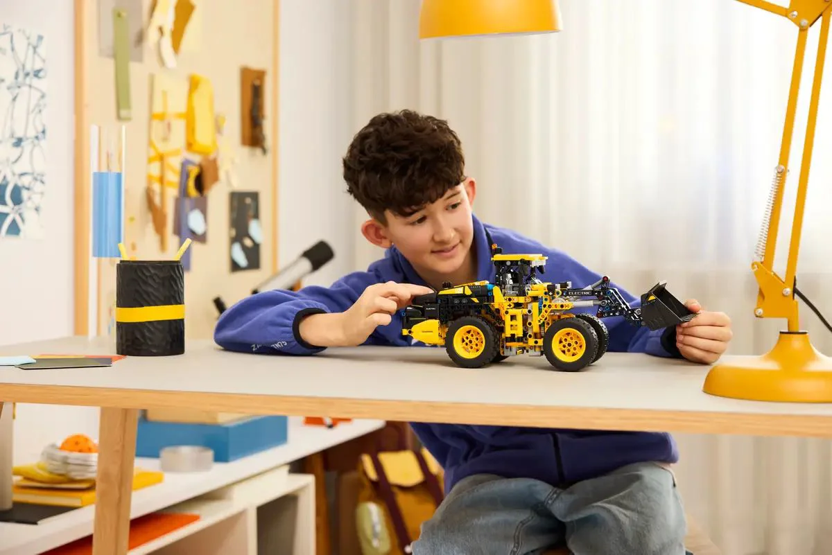 LEGO Technic - Volvo L120 Electric Wheel Loader, 973 el. foto