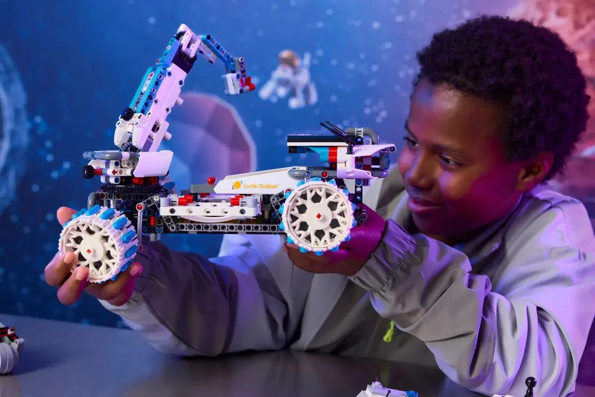 LEGO Technic - Vehicul Spatial Lunar Outpost Moon Rover, 1082 el. foto