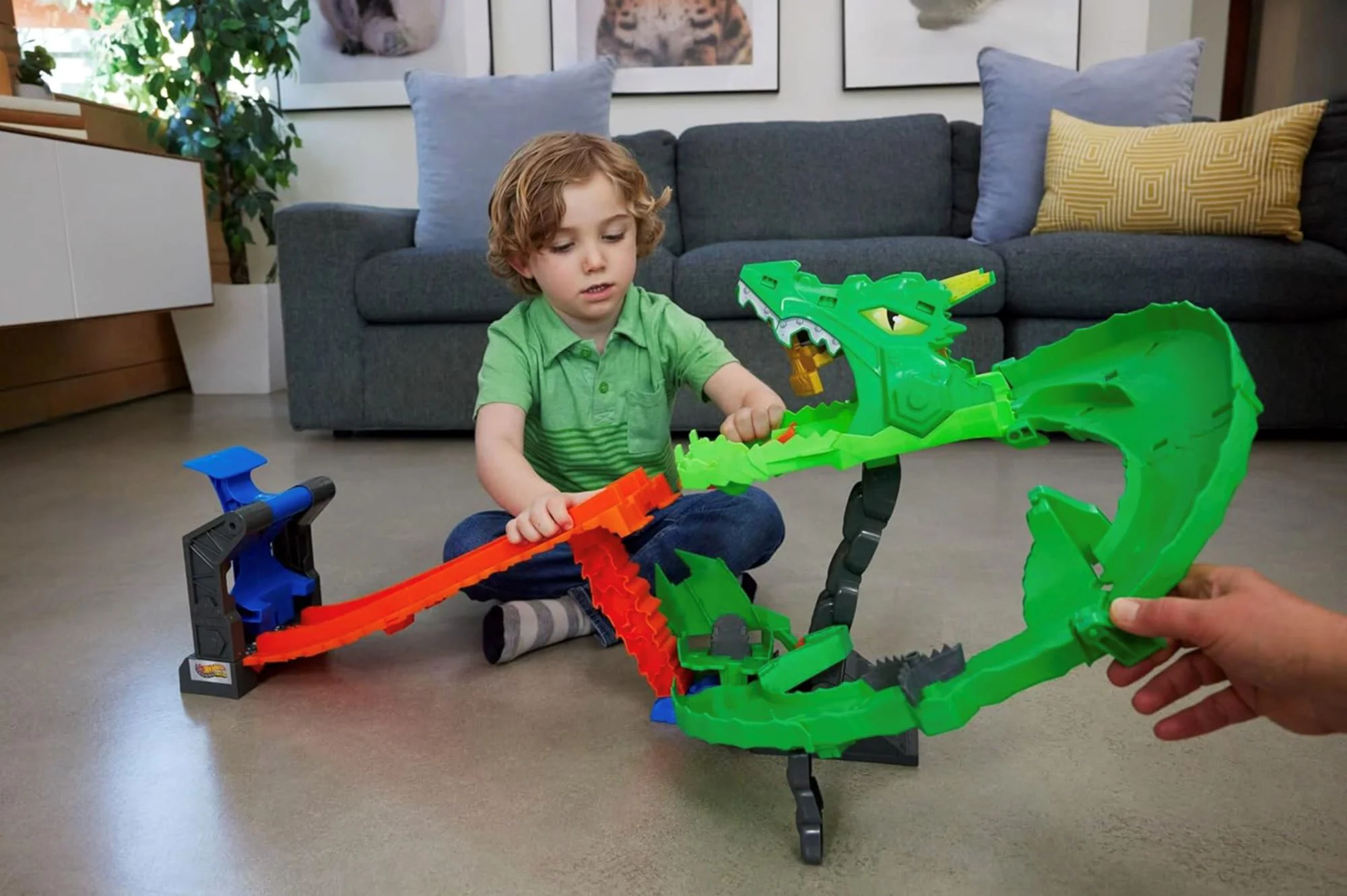 Set de joaca Hot Wheels Demolarea Dragonului cu 2 masini Monster Trucks foto