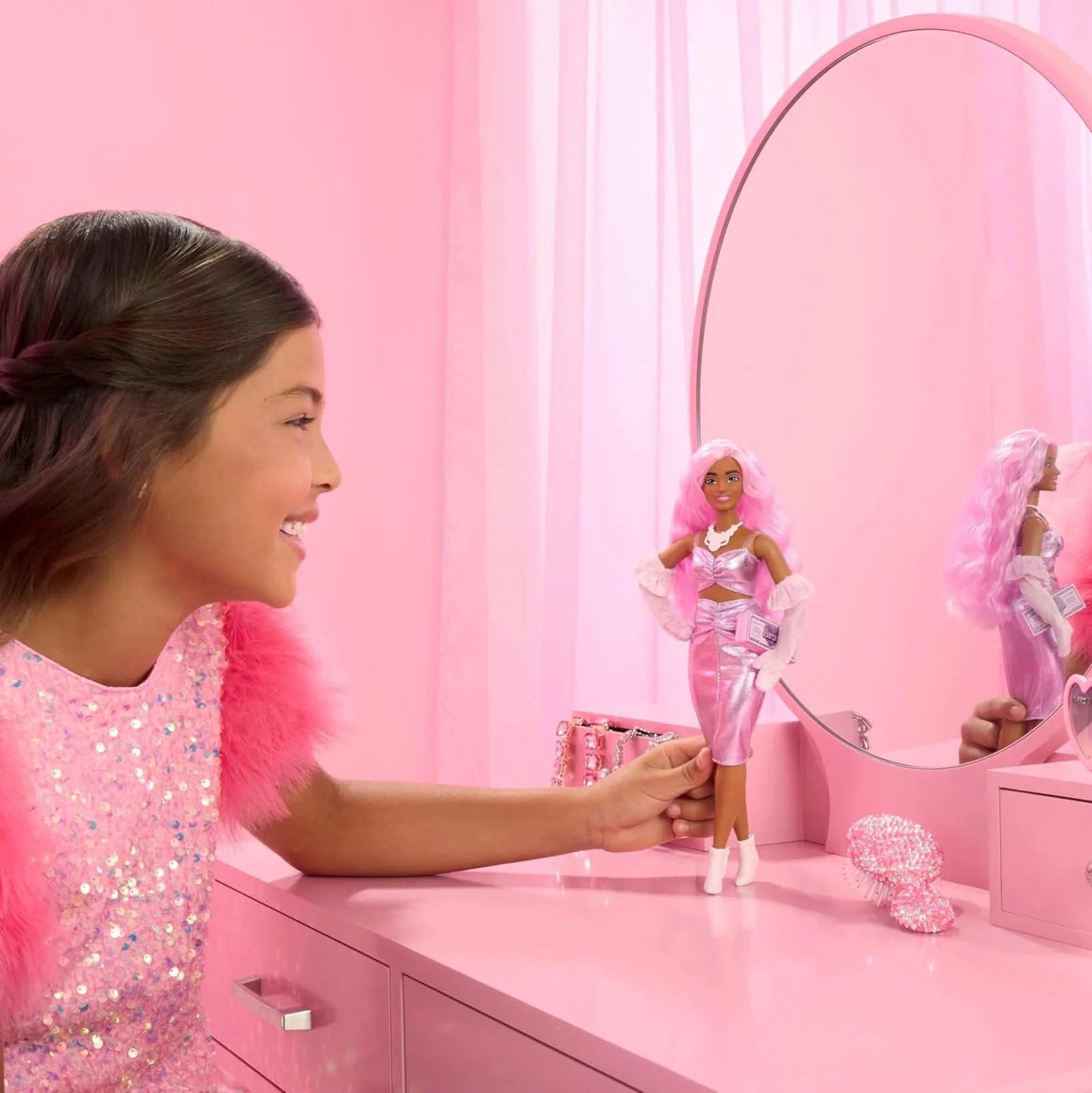 Papusa Barbie Fashionista in rochie roz lucioasa foto