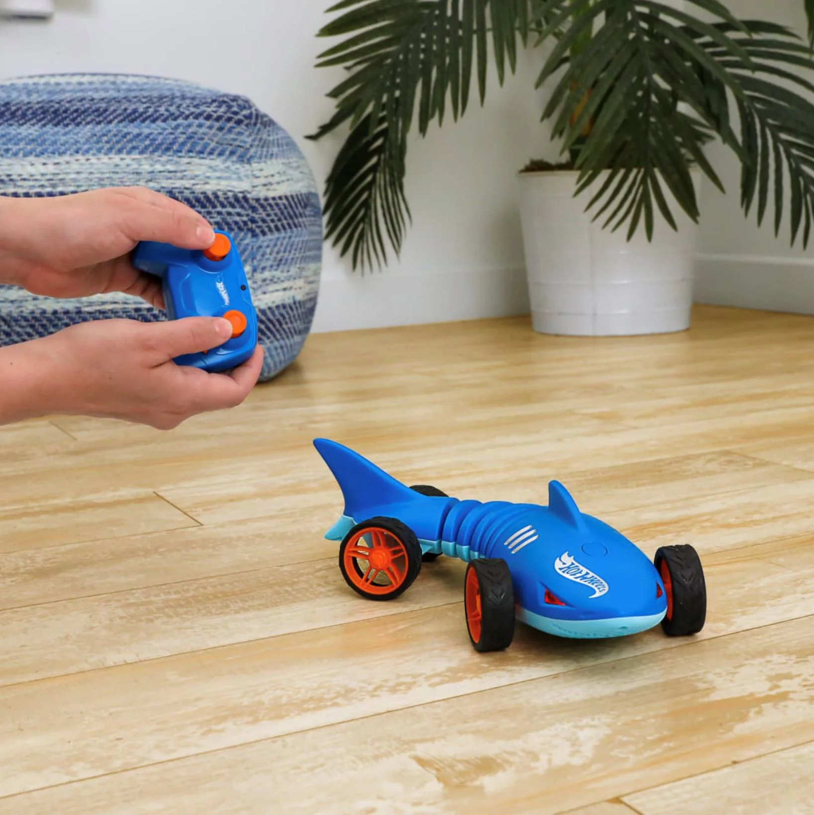 Jucarie interactiva Hot Wheels cu telecomanda, Shark Speeder foto