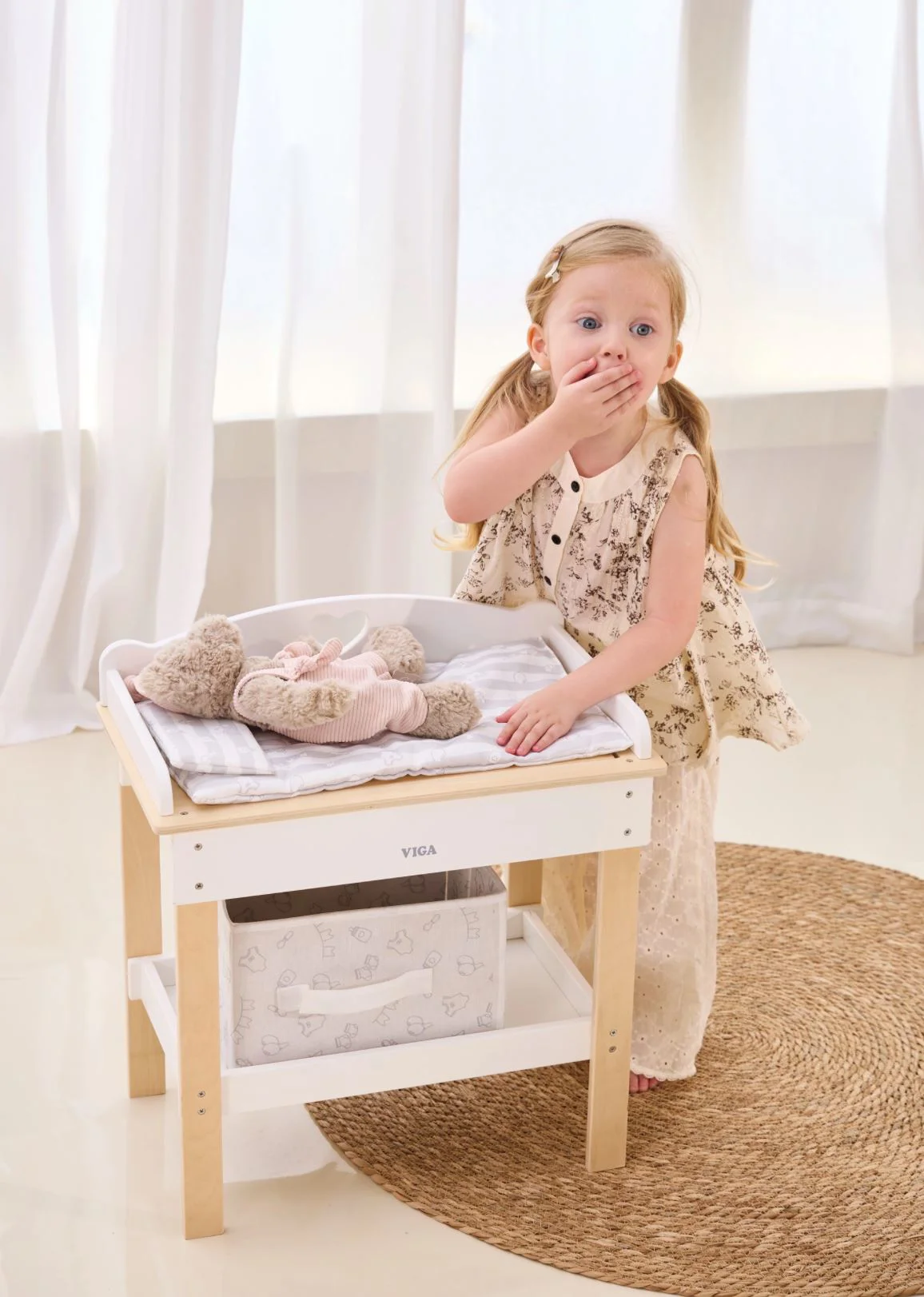 Jucarie din lemn 2 in 1 Viga Toys Masa de schimb pentru papusi foto