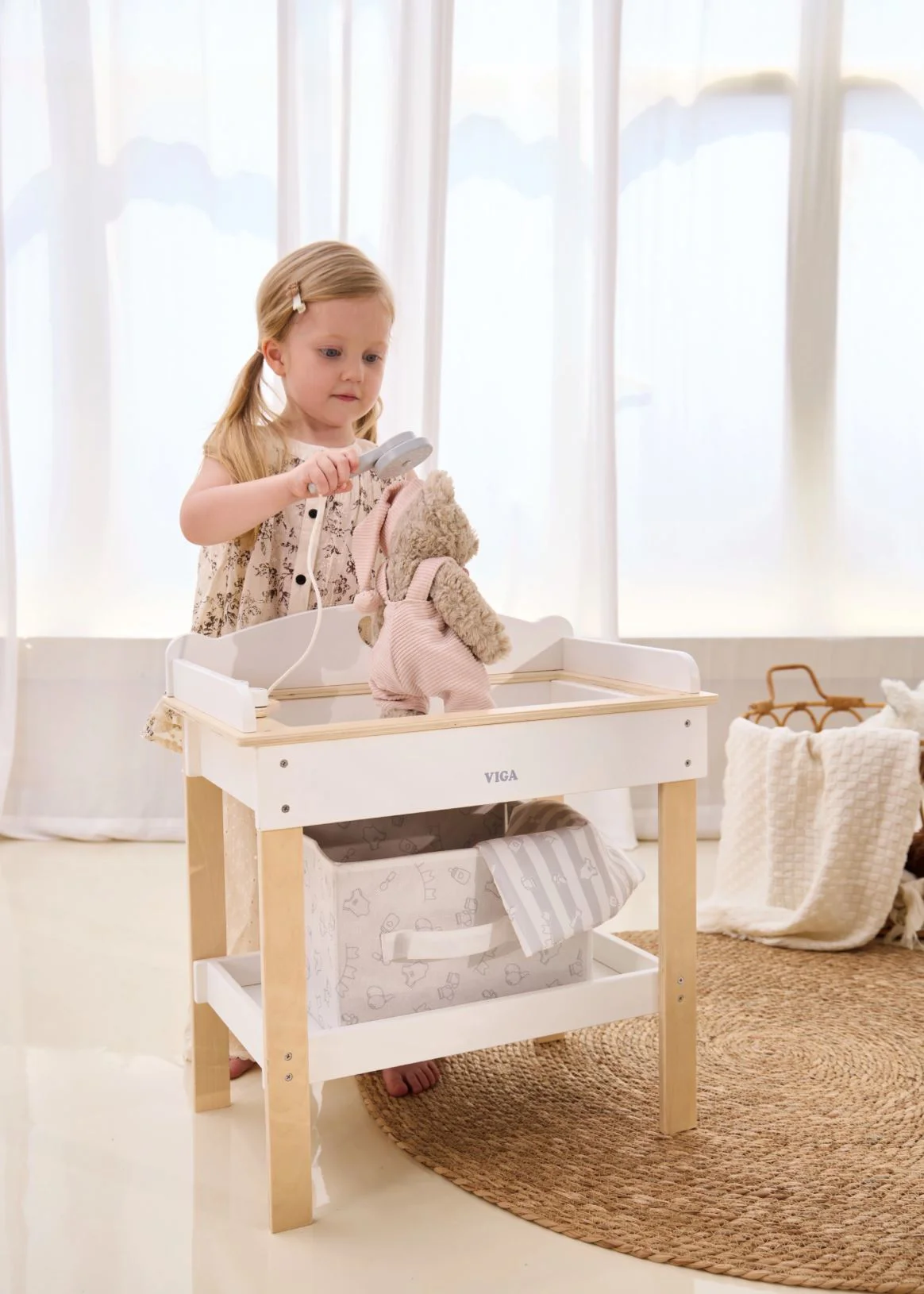 Jucarie din lemn 2 in 1 Viga Toys Masa de schimb pentru papusi foto