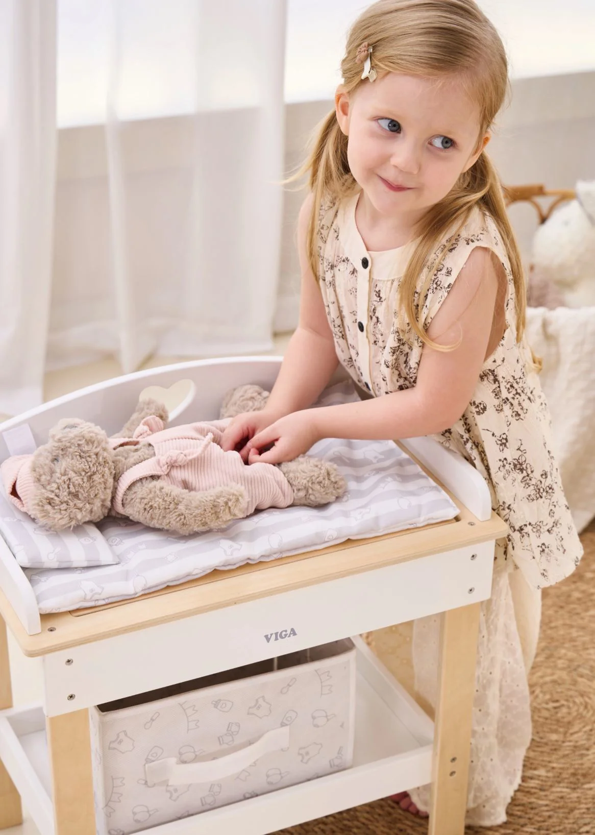 Jucarie din lemn 2 in 1 Viga Toys Masa de schimb pentru papusi foto