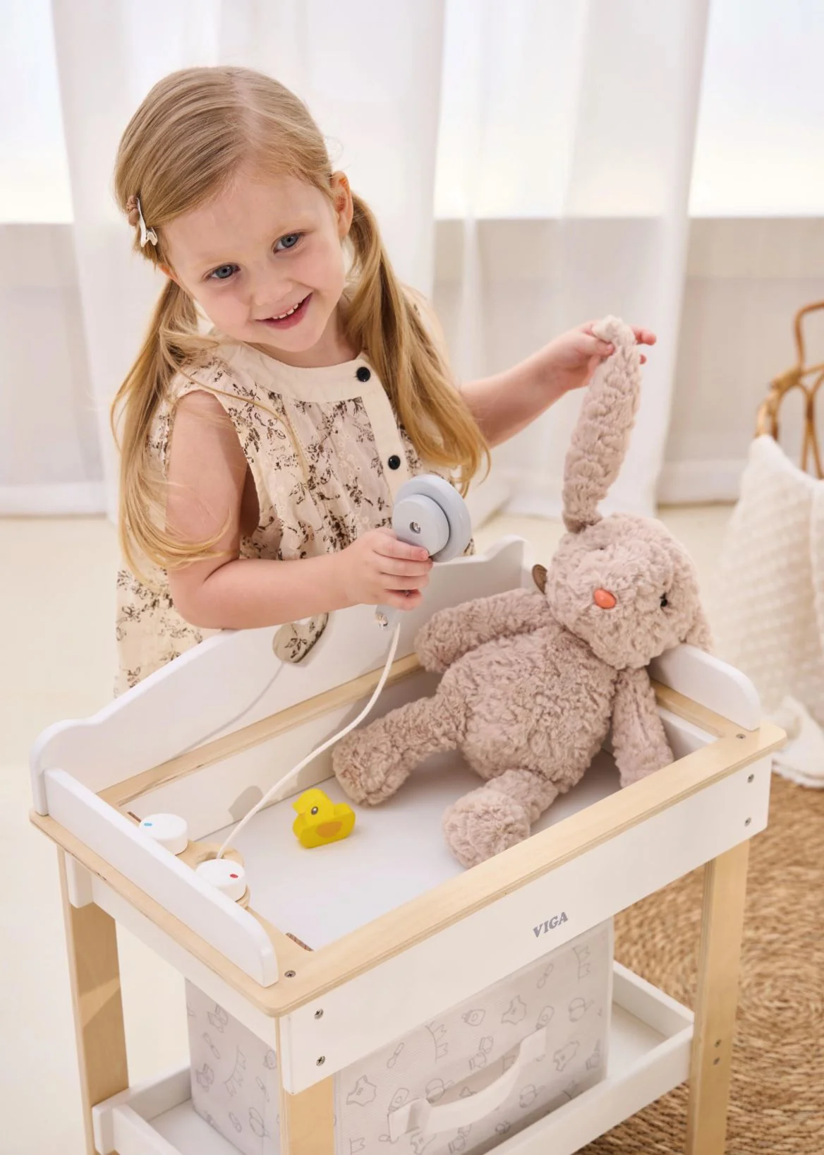 Jucarie din lemn 2 in 1 Viga Toys Masa de schimb pentru papusi foto
