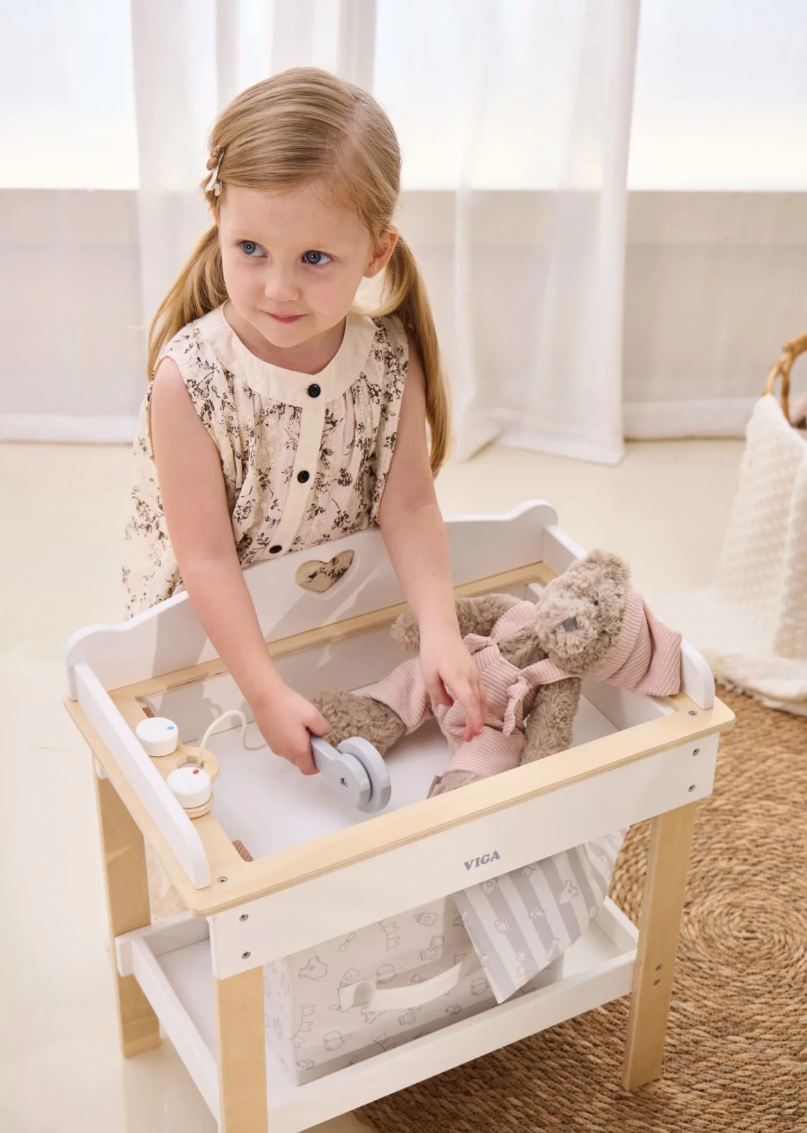 Jucarie din lemn 2 in 1 Viga Toys Masa de schimb pentru papusi foto