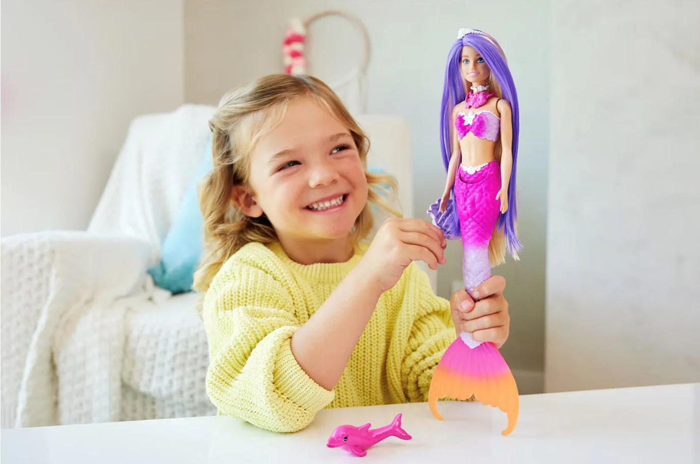 Set de joaca Barbie Sirena care isi schimba culoarea, cu accesorii foto